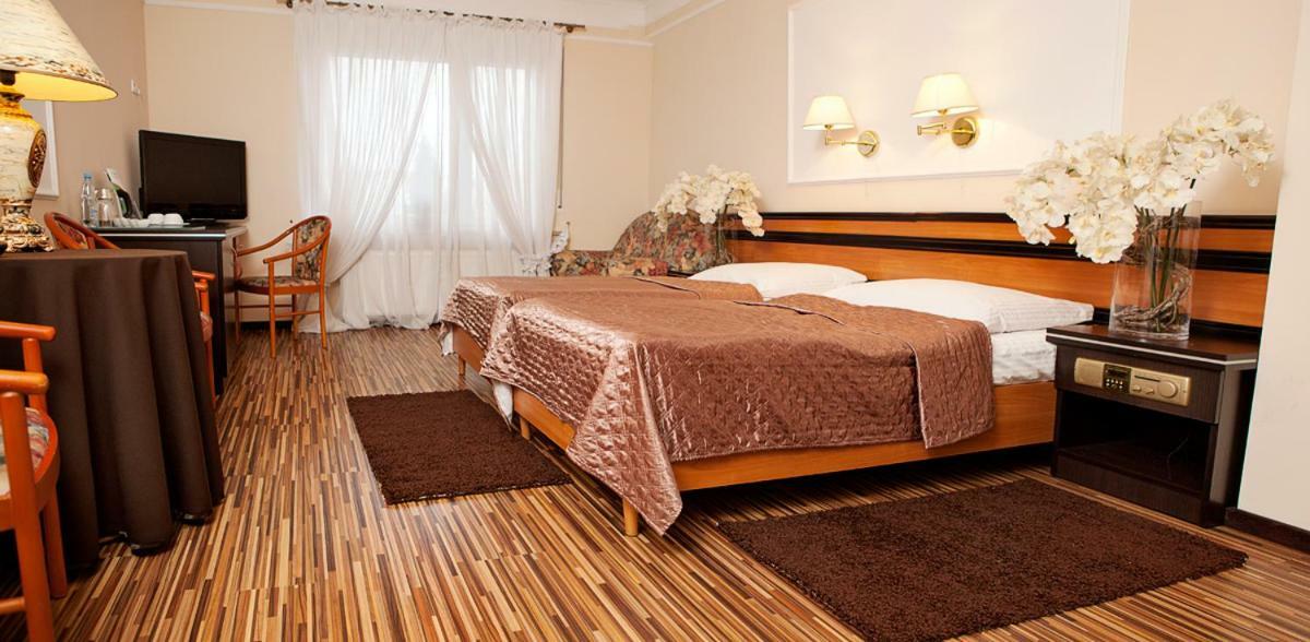 Wzgorze Toskanii Conferences & Restaurant Пжезмерово Екстериор снимка